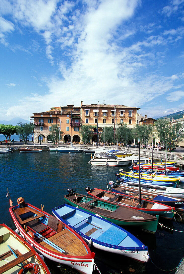 Bootshafen am Gardasee, Torri del Benaco, Veneto, Italien