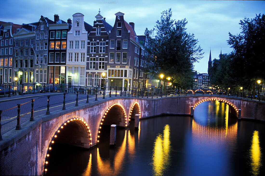 Magere Brug, Magere Brücke am Abend, Ziehbrücke, Fluss Amstel, Amsterdam, Niederlande