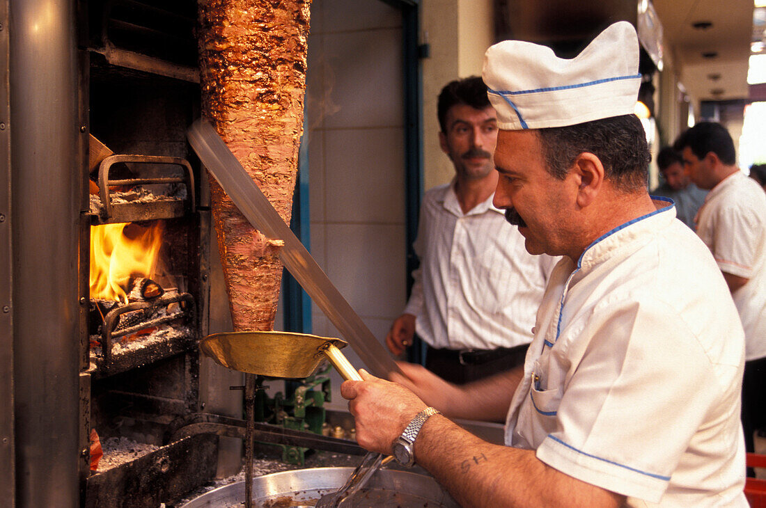 Ein Kebabkoch schneidet Fleisch, Altstadt, Antalya, Türkei