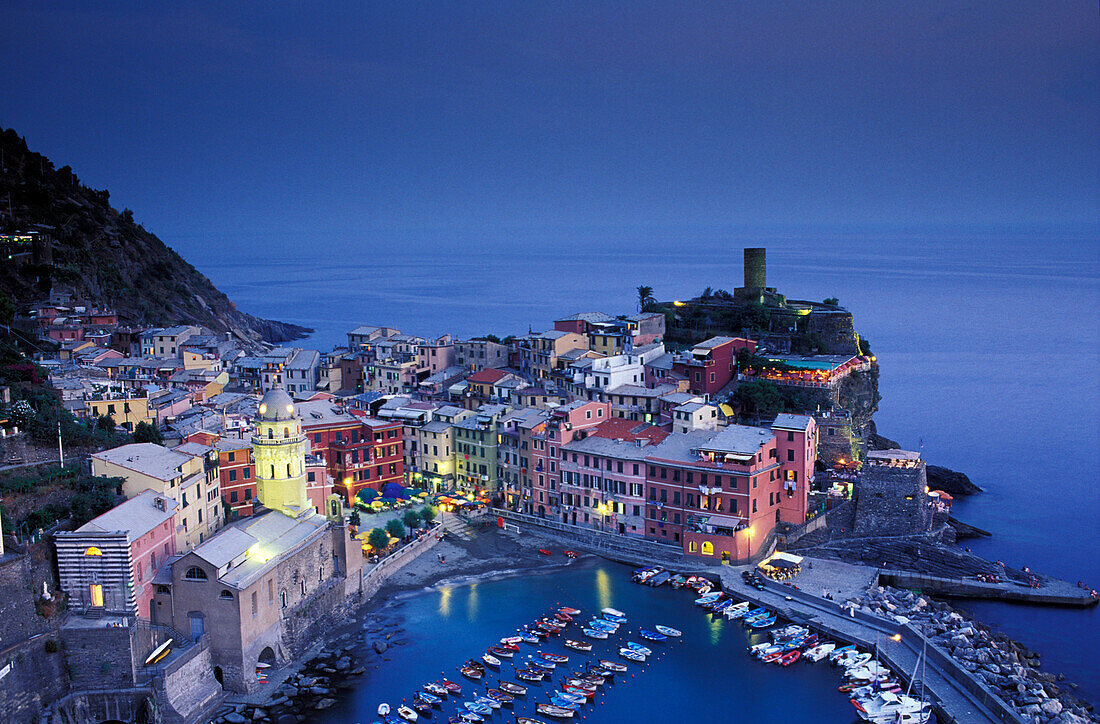 Vernazza am Abend, Blick von oben, Cinque Terre, Ligurien, Italien