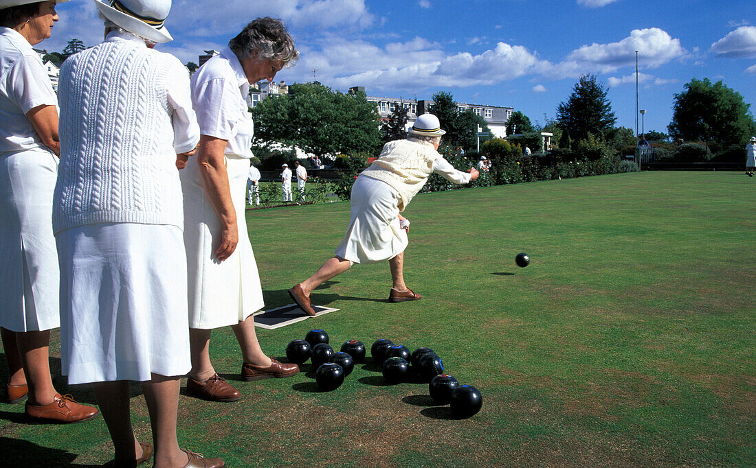 Alte Frauen beim Bowling, Bowling Club, Torquay, Devon, England, Grossbritannien, Europa