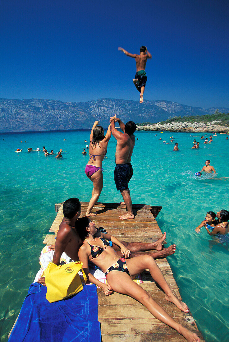 Leute auf dem hölzern hölzernen Steg, Kleopatra Strand, Marmaris, Türkische Ägäis, Türkei