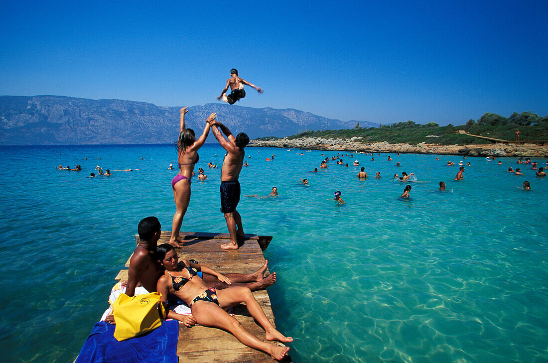 Leute auf dem hölzernen Steg, Kleopatra Strand, Marmaris, Türkische Ägäis, Türkei