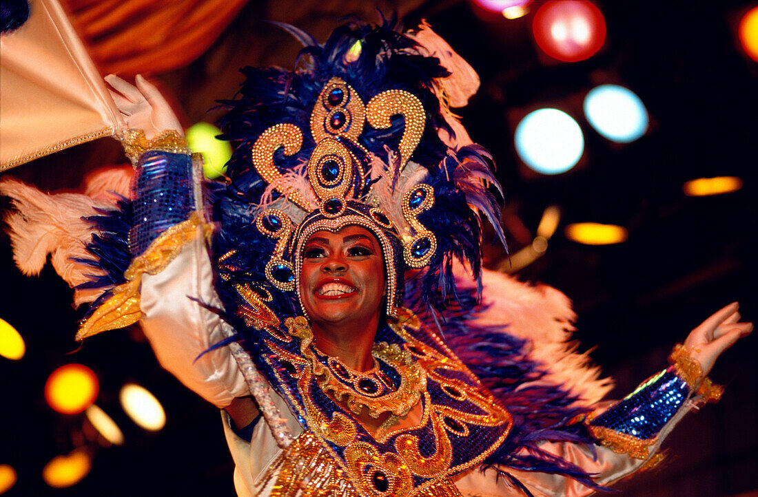 Eine Frau in Karnevalkostüm, Brasilianisches Tanzensemble, Karneval, Rio de Janeiro, Brasilien