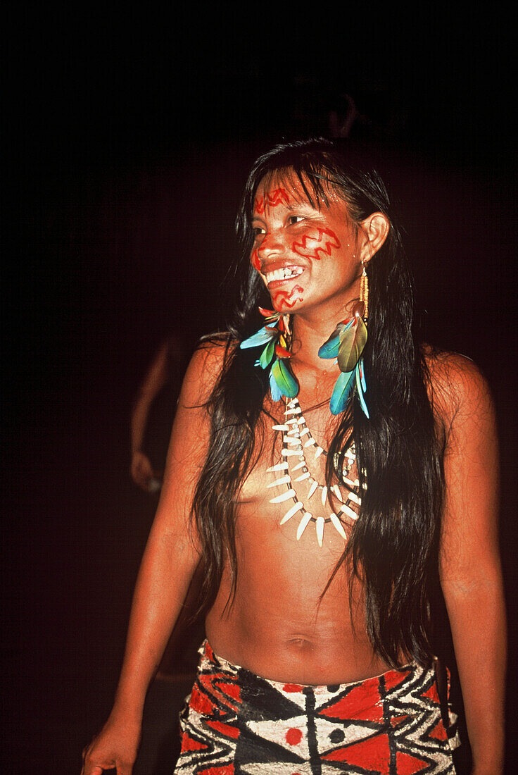 Portrait einer jungen Frau mit Federschmuck und Gesichtsbemalung, Tarianos Indianer, Amazonas, Brasilien