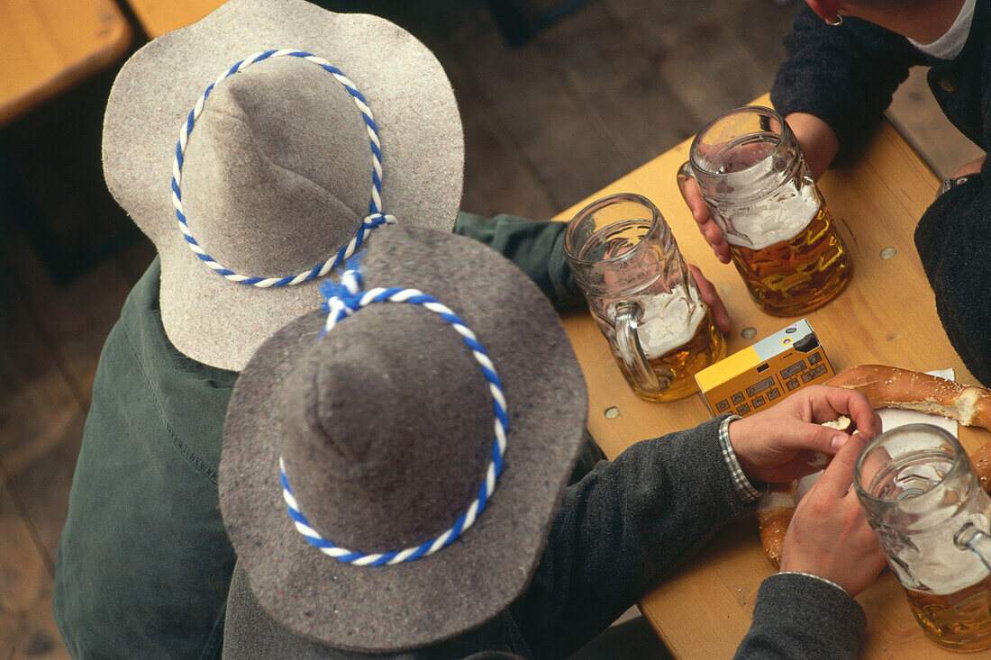 Biertisch, Oktoberfest, München, Bayern, Deutschland