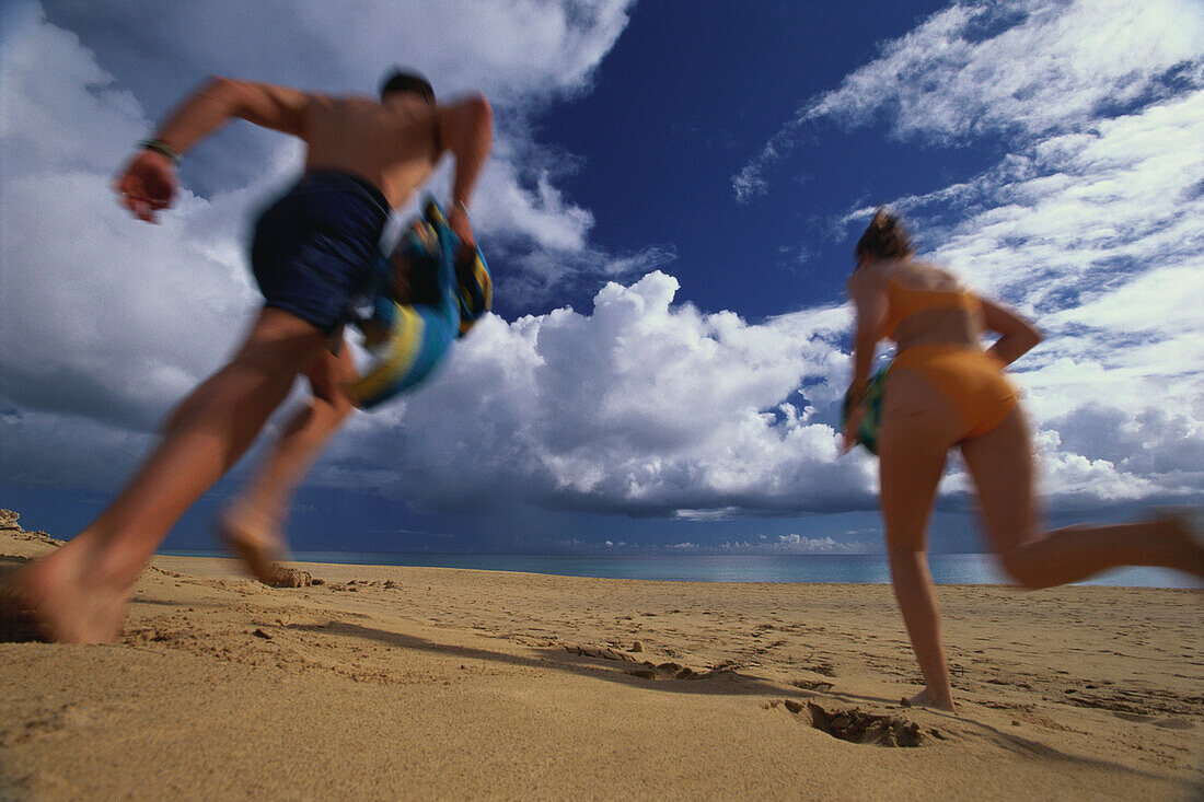 Paar, Joggen am Strand, Porto Santo bei Madeira Portugal