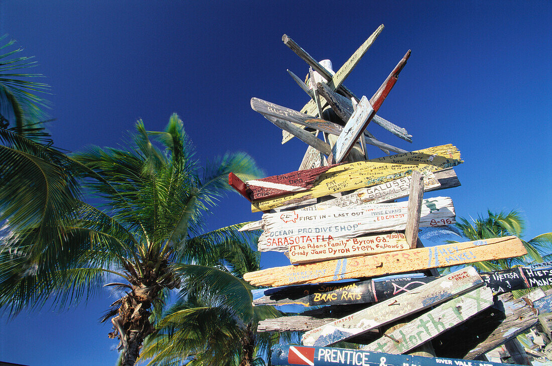 Von Tauchgästen hinterlassene, Schilder, Cayman Brac Reef Resort Cayman Islands, Karibik