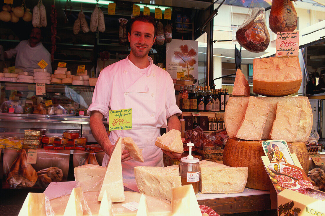 Parmesanverkäufer, Wochenmarkt Intra, Lago Maggiore, Piemont, Italien