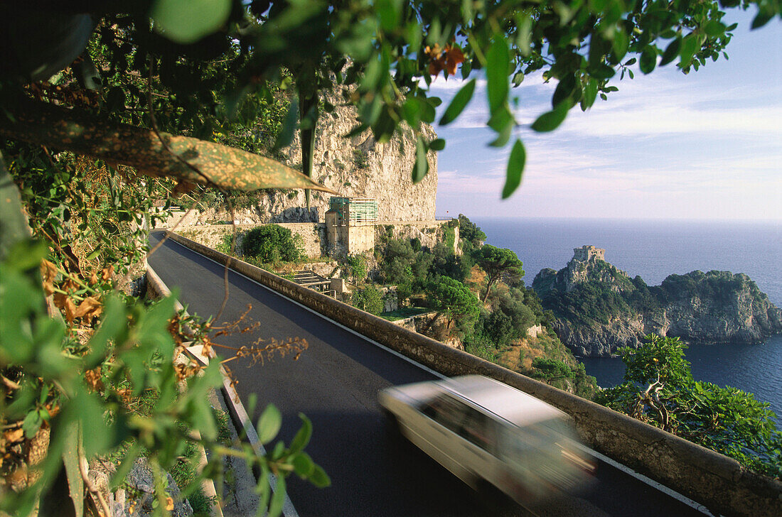Auto fährt entlang der Küstenstraße 163, Amalfitana bei Positano, Kampanien, Italien