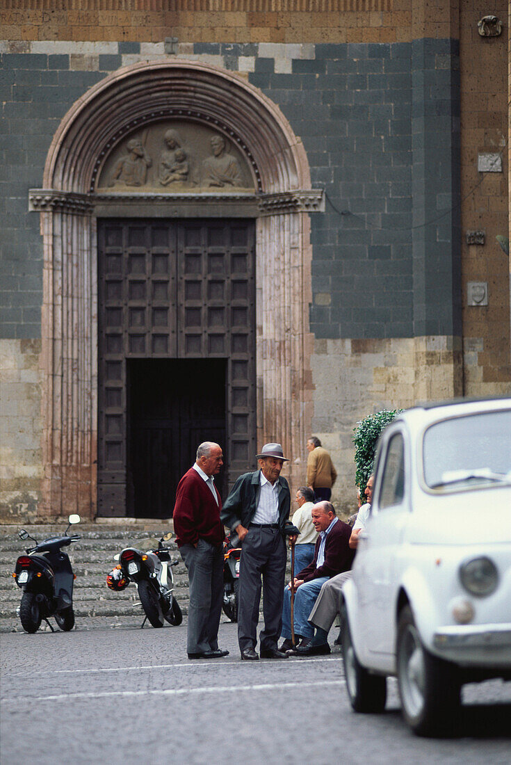 Einheimische Männer am Piazza della Republica, Orvieto, Umbrien, Italien