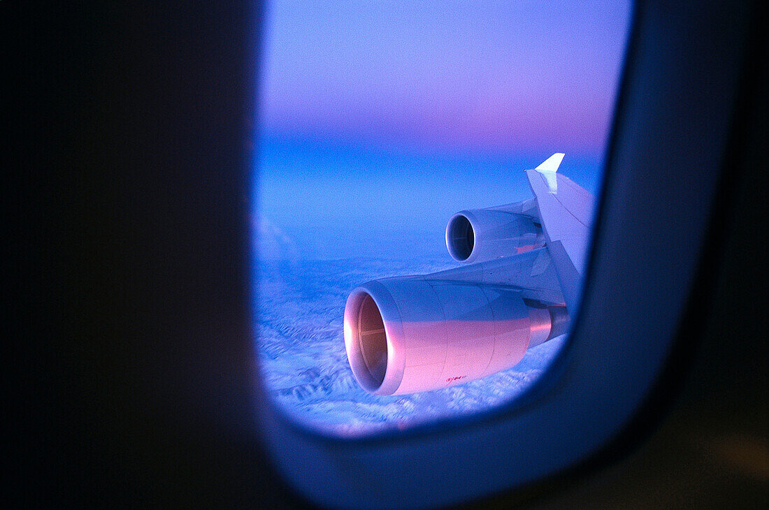 Blick aus dem Flugzeugfenster während eines Fluges