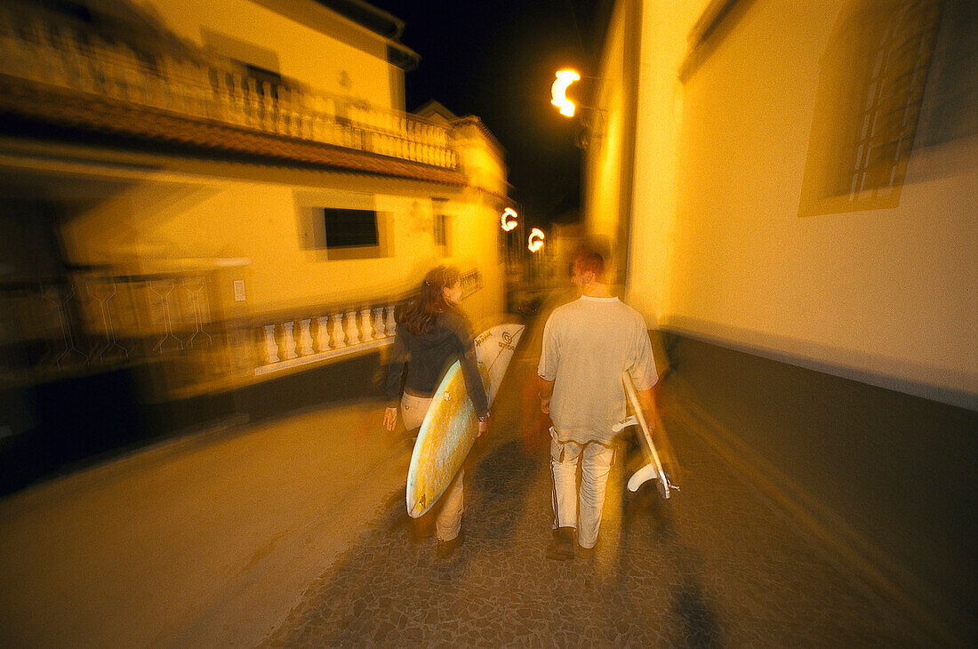 Touristen mit Surfbrett, Madeira Portugal