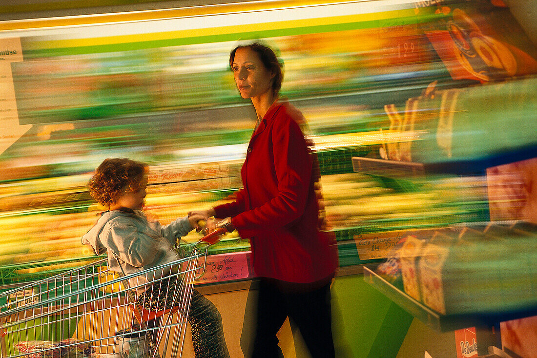 Frau mit Kind im Supermarkt, People