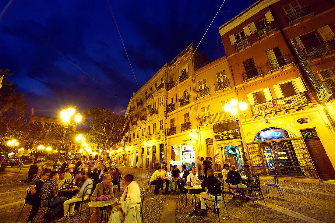 Straßencafe bei nacht, Via Manno, Piazza Yenne, Cagliari, Sardinien, Italien