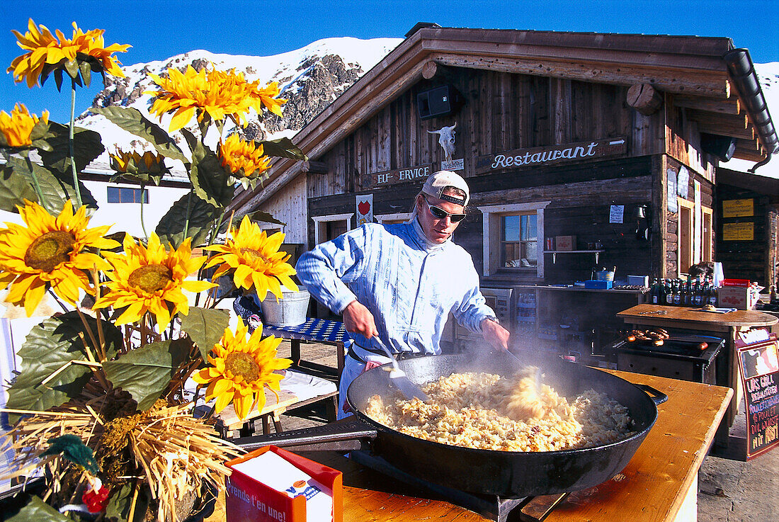 Koch beim Braten, Bratpfanne mit Rösti, Jatzhütte, Jakobshorn, Davos, Schweiz