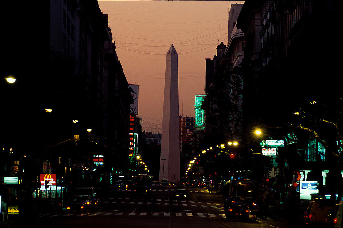 Obelisk Bj. 1936, Abendstimmung, Denkmal zur Stadtgründung 1536 Buenos Aires, Argentinien