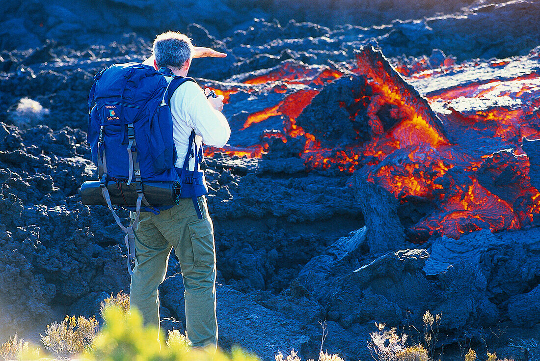 Wanderer betrachtet den Lava, Piton Kapor im Enclos foque, Insel La Réunion, Indischer Ozean, Frankreich