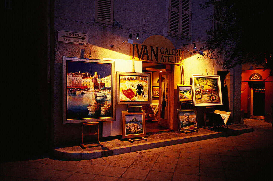 Bilder vor einer Galerie am Abend, St. Tropez, Côte d´Azur, Provence, Frankreich, Europa