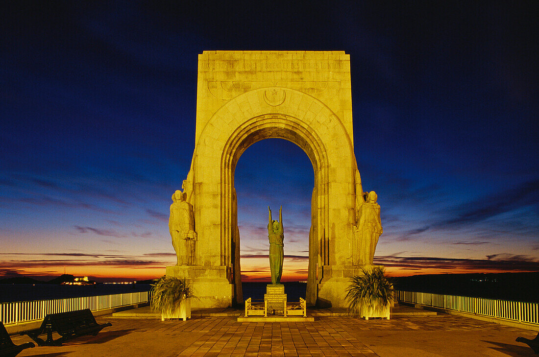 Beleuchtetes Tor vor dem Mittelmeer am Abend, Marseille, Bouches du Rhone, Provence, Frankreich, Europa