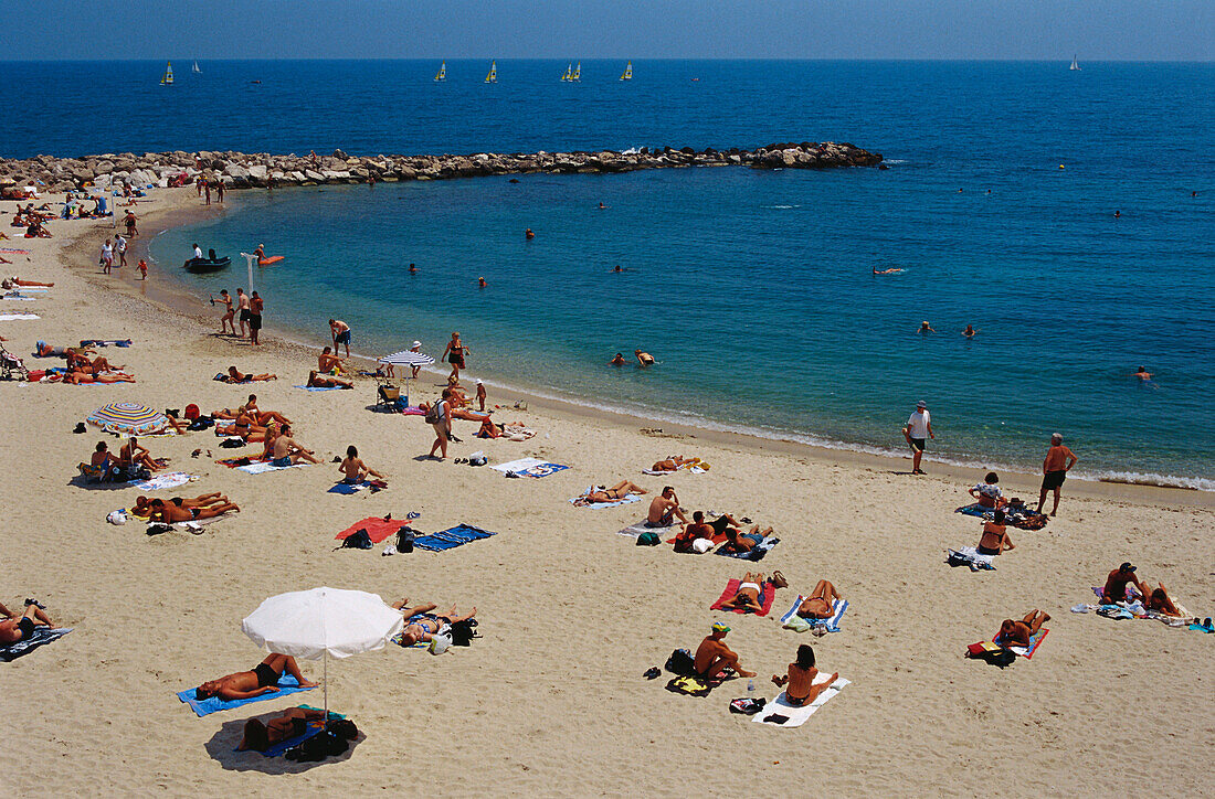 Menschen am Strand im Sonnenlicht, Antibes, Côte d´Azur, Alpes Maritimes, Provence, Frankreich, Europa