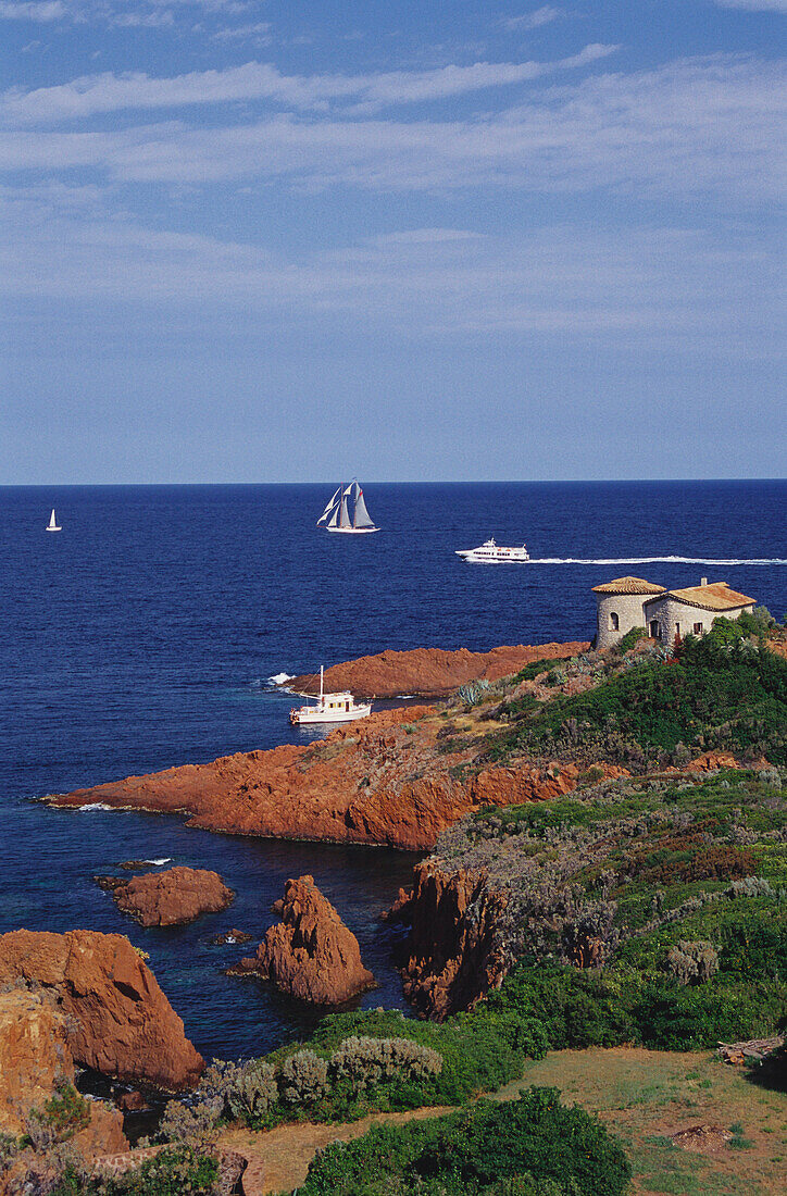 Coastline and mansion on the waterfront, Corniche de l´Esterel, Cote d´Azur, Provence France, Europe