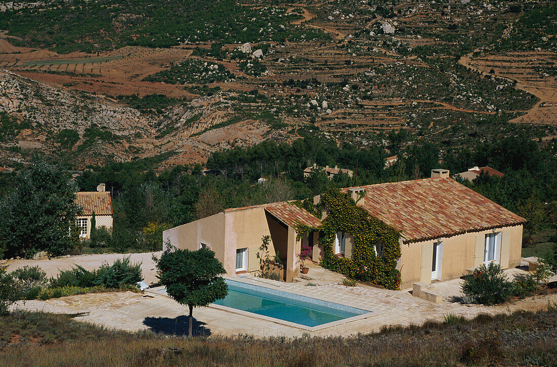 Ferienhaus mit Pool im Sonnenlicht, Montagne Ste. Victoire, Le Bouquet, Bouches-du-Rhone, Provence, Frankreich, Europa