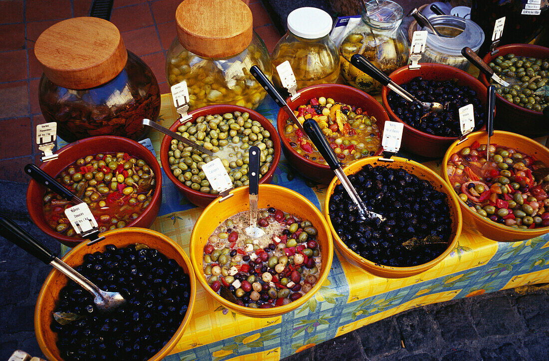 Oliven auf dem Wochenmarkt, Aix-en-Provence, Bouches-du-Rhone, Provence, Frankreich, Europa