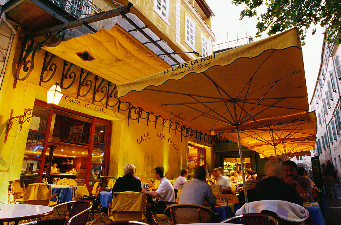 Menschen im Café Van Gogh, Arles, Bouches-du-Rhone, Provence, Frankreich, Europa