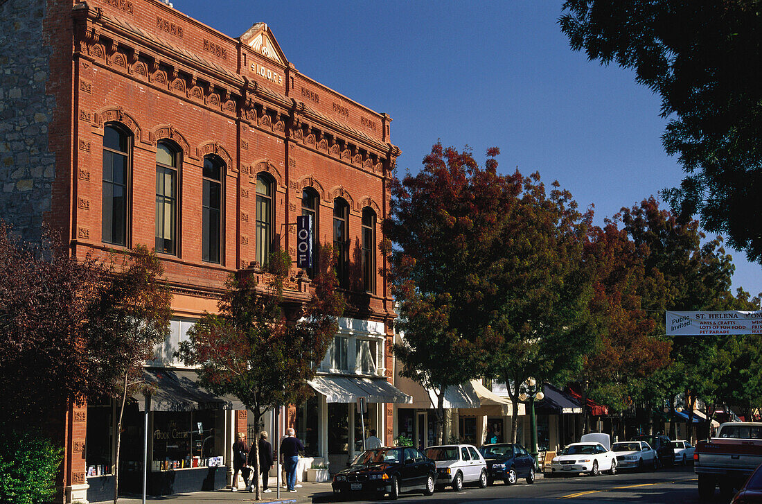 Gebäude an der Hauptstrasse im Sonnenlicht, Main Street, St. Helena, Napa Valley, Kalifornien, USA, Amerika