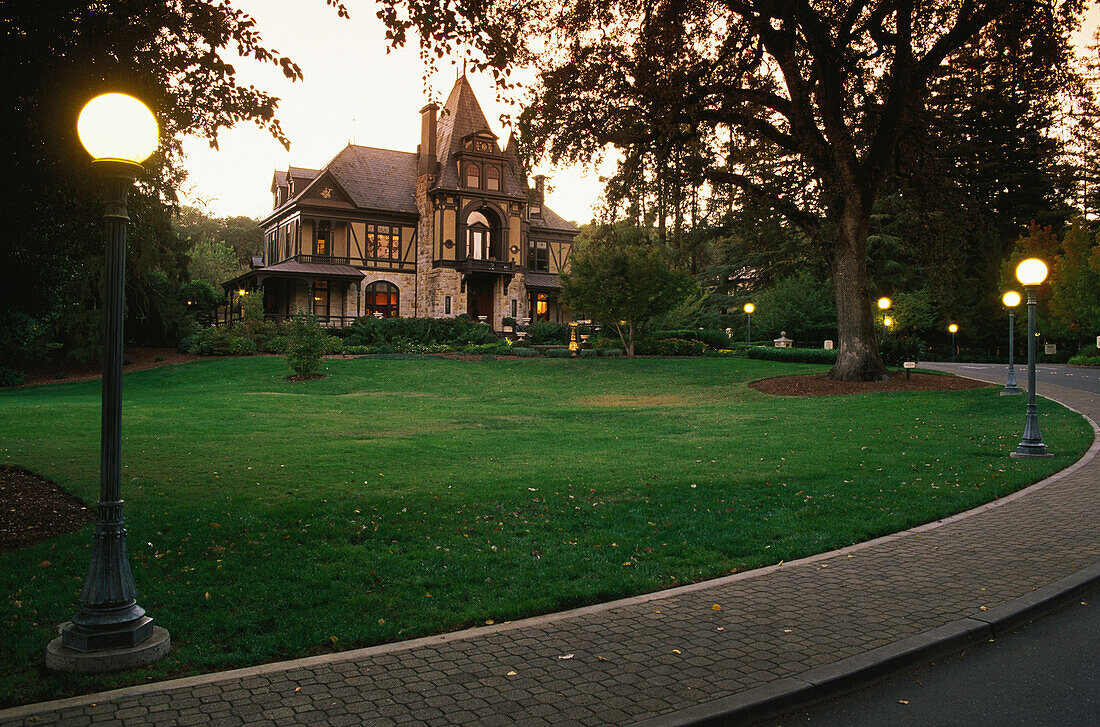 Blick auf Beringer Brother Weingut am Abend, Napa Valley, Kalifornien, USA, Amerika