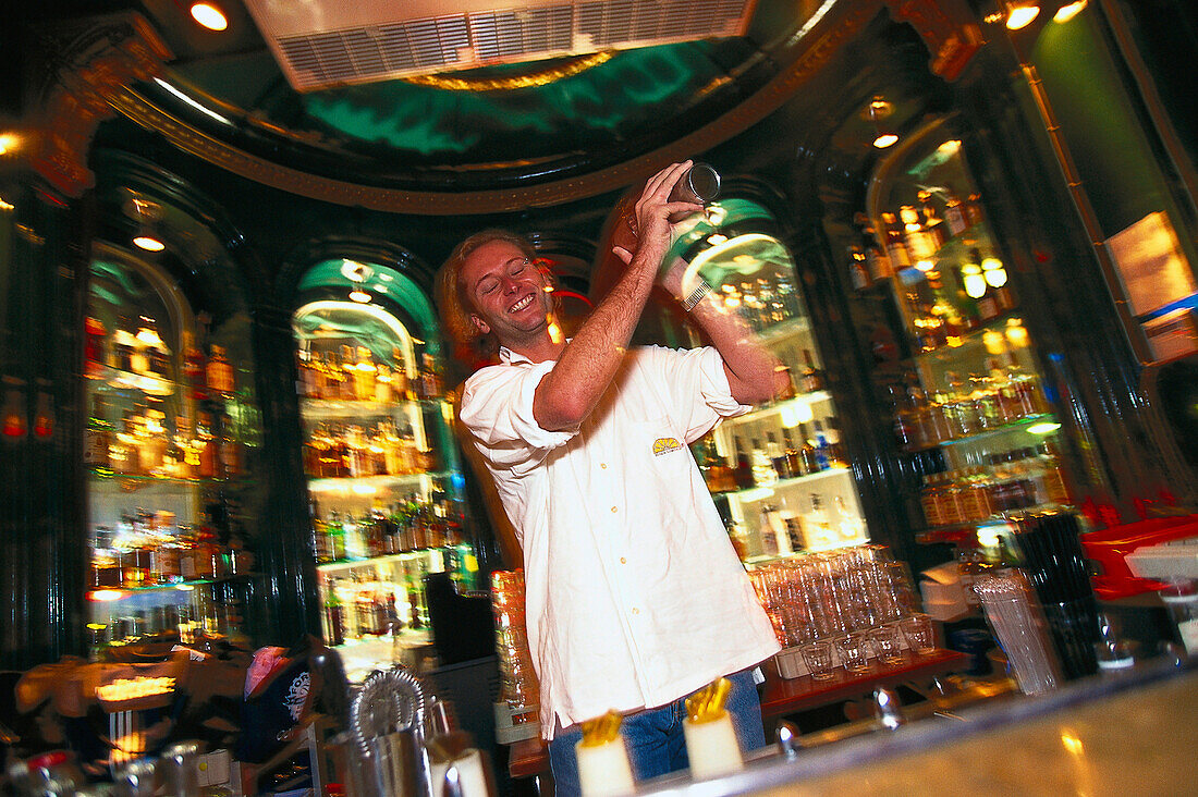 Barkeeper macht Cocktail, Spy-Bar, Stockholm, Schweden