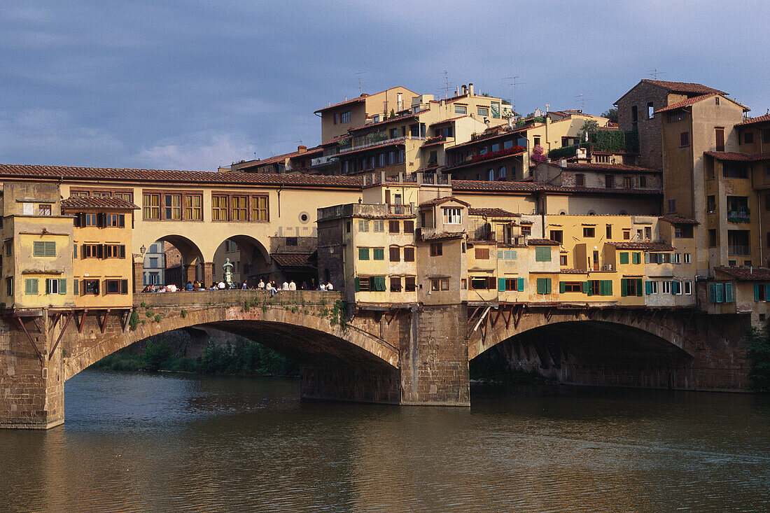 Ponte Vecchio und Fluss Arno, Florenz, Toskana, Italien