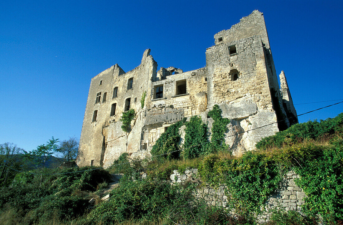Verfallenes Schloss unter blauem Himmel, Lacoste, Luberon, Vaucluse, Provence, Frankreich, Europa