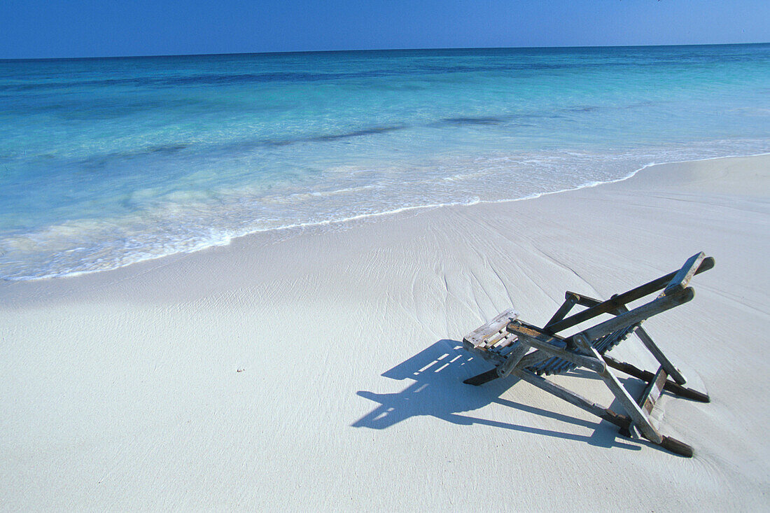 Liegestuhl am Sandstrand, Karibikküste südlich von Tulum, Quintana Roo, Halbinsel Yucatán, Mexico