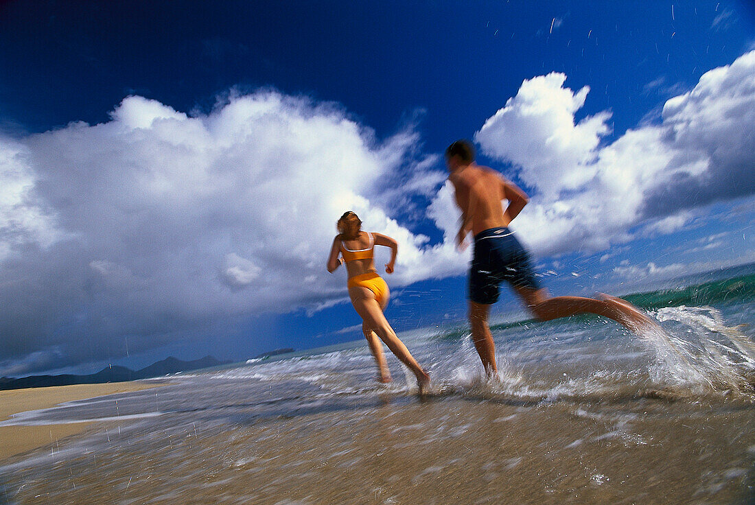 Paar joggt am Strand entlang, Porto Santo, Madeira, Portugal