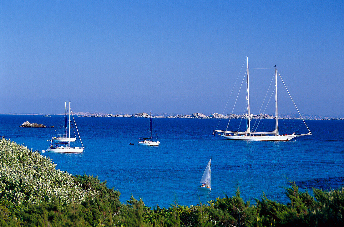 Segelboote, Plage de Piantarella, Südküste bei Bonifacio, Korsika, Frankreich