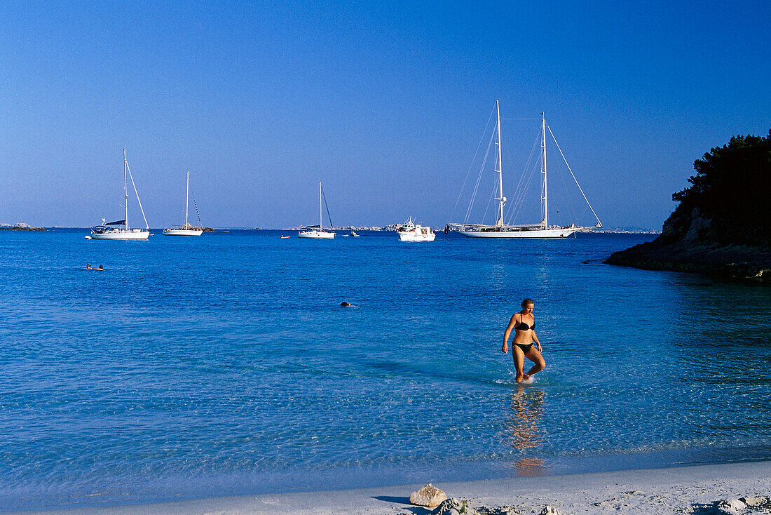 Eine Frau am Strand Plage de Piantarella, Südküste bei Bonifacio, Korsika, Frankreich