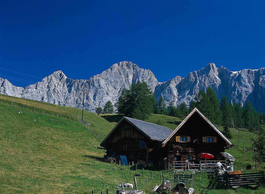 Almhütte vor Dachsteinmassiv, Schlitzenalm, Ramsau, Steiermark, Österreich