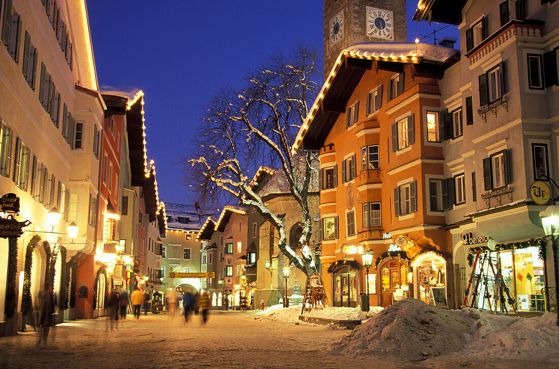 Kitzbühel an einem Winterabend, Tirol, Österreich