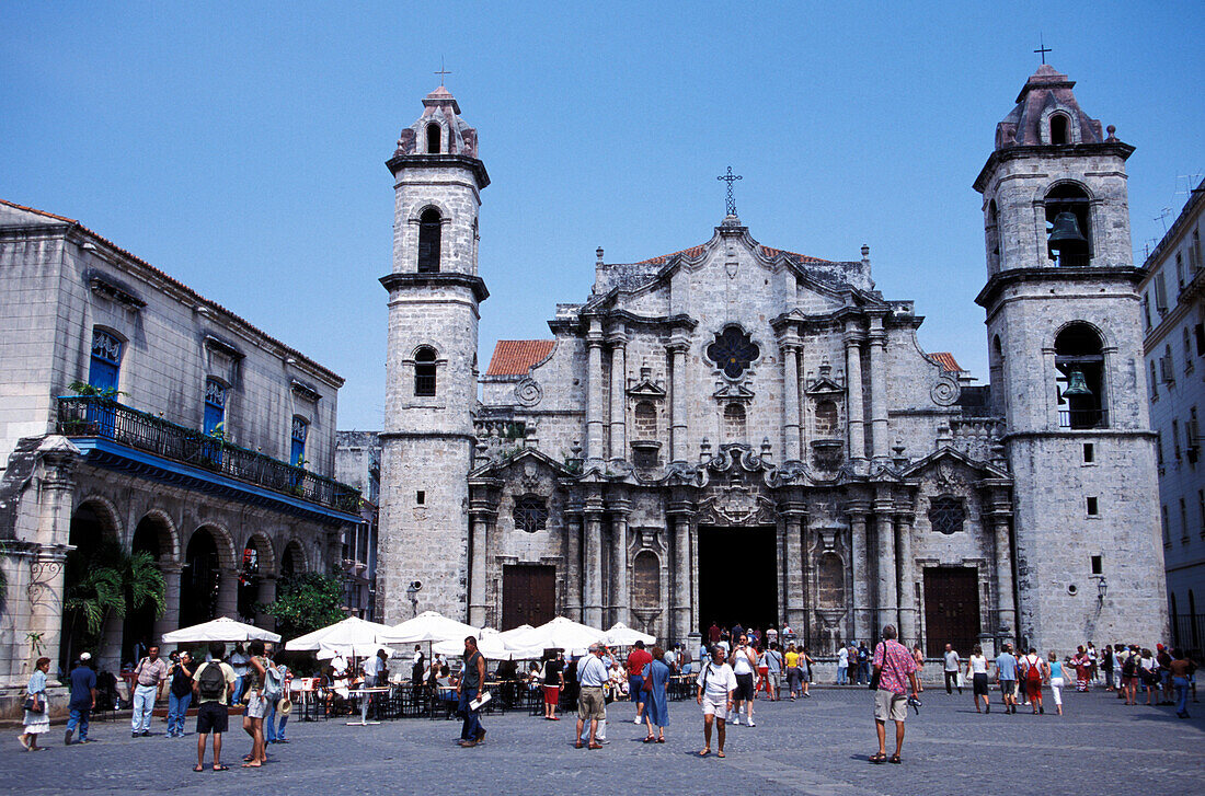 Menschen vor der Kathedrale San Cristobal in der Altstadt, Havanna, Kuba, Karibik, Amerika