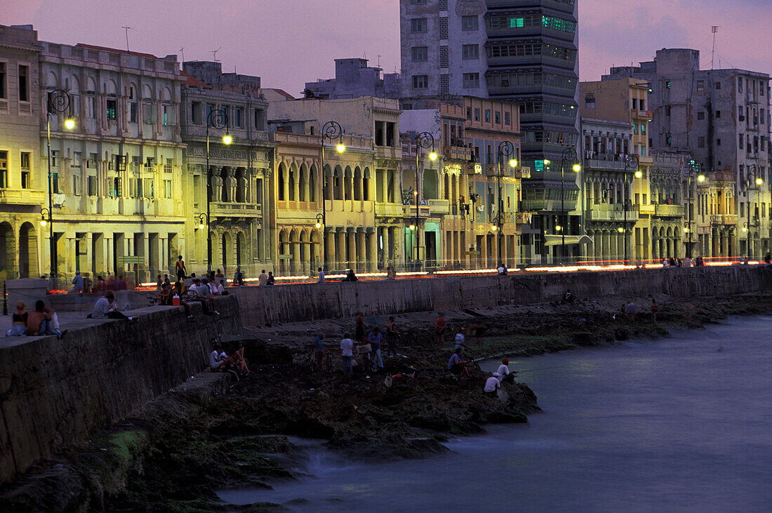 Beleuchtete Häuser an der Ufermauer am Abend, Malecon, Havanna, Kuba, Karibik, Amerika