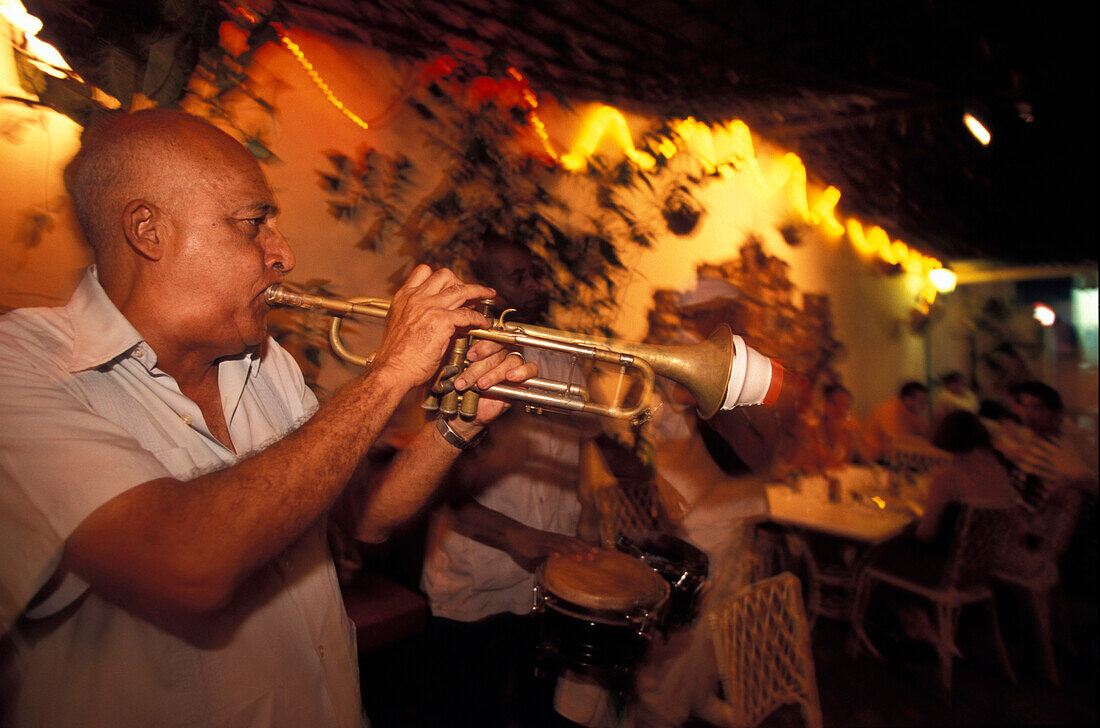 Mann spielt Trompete, Paladar Hanoi, La Habana Vieja, Kuba