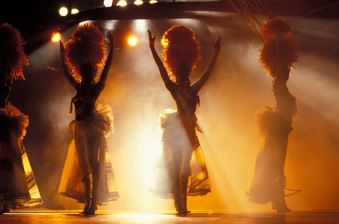 Tänzerinnen in einer Show im Cabaret Tropicana, Havanna, Kuba, Karibik, Amerika