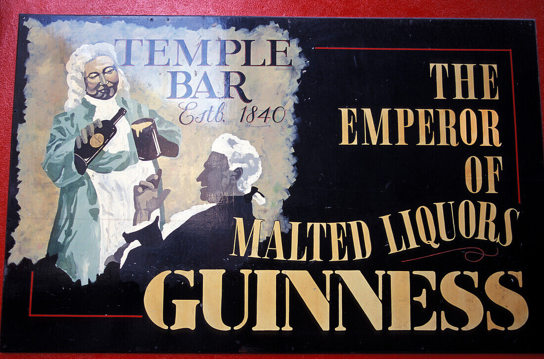 Nahaufnahme von einem Schild an einem Pub, Irland, Europa