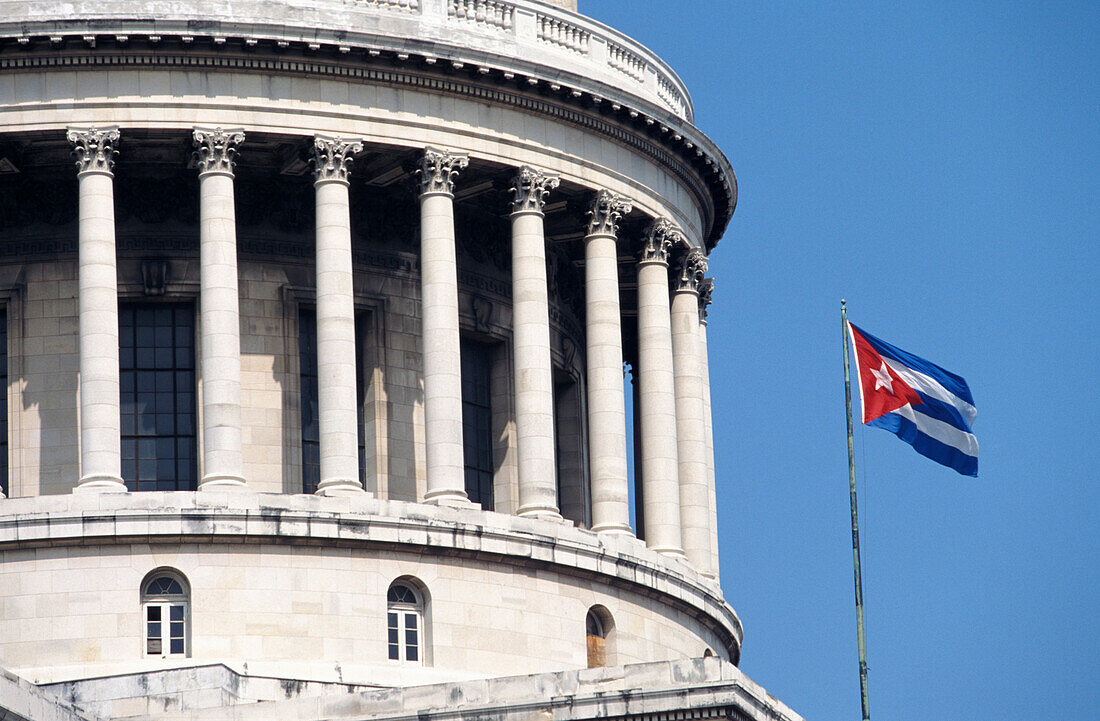 Kapitol und kubanische Flagge, Havana, Kuba