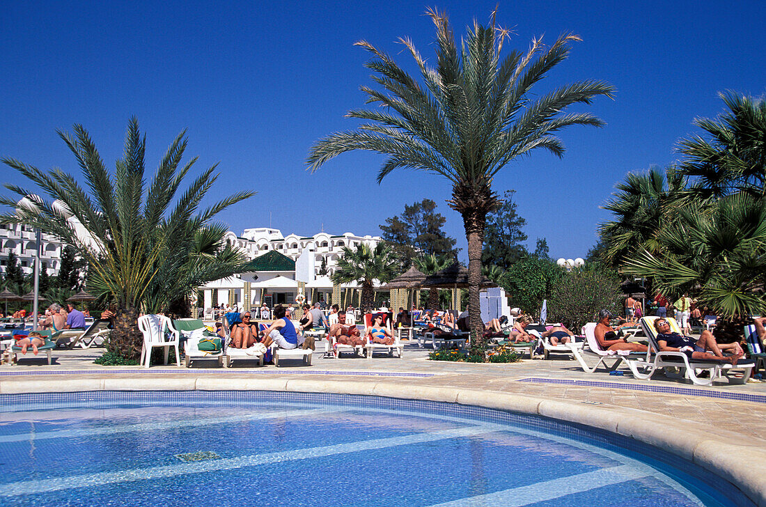 Menschen am Pool des Hotel Marhaba Palace, Port El Kantaoui, Tunesien, Afrika