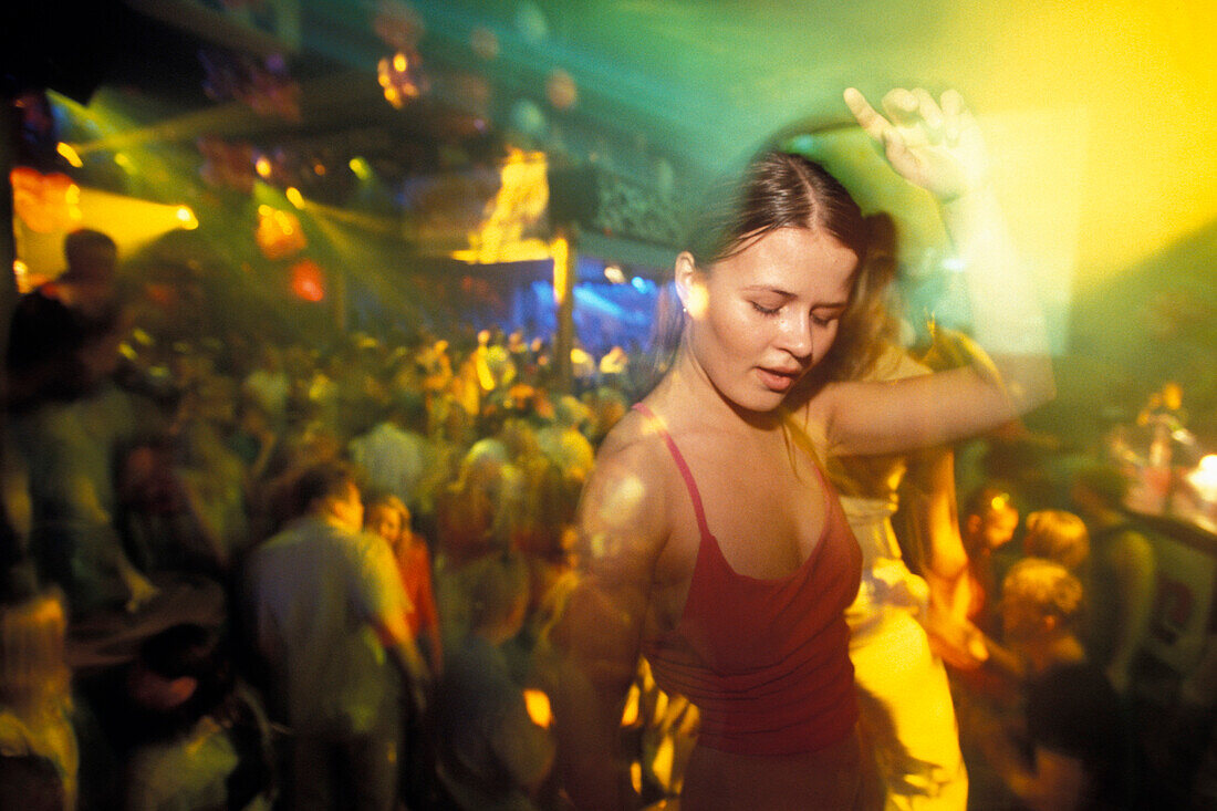 Menschen tanzen in der Hollywood Club Disco, Tallinn, Estland, Europa
