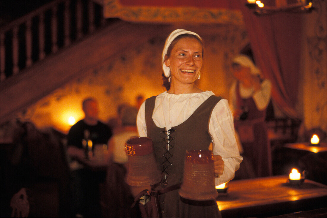 Kellnerin in mittelalterlichter Kleidung im Restaurant Olde Hansa, Tallinn, Estland, Europa