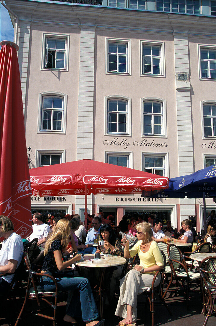 Menschen in Cafes auf dem Rathausplatz, Tallinn, Estland, Europa